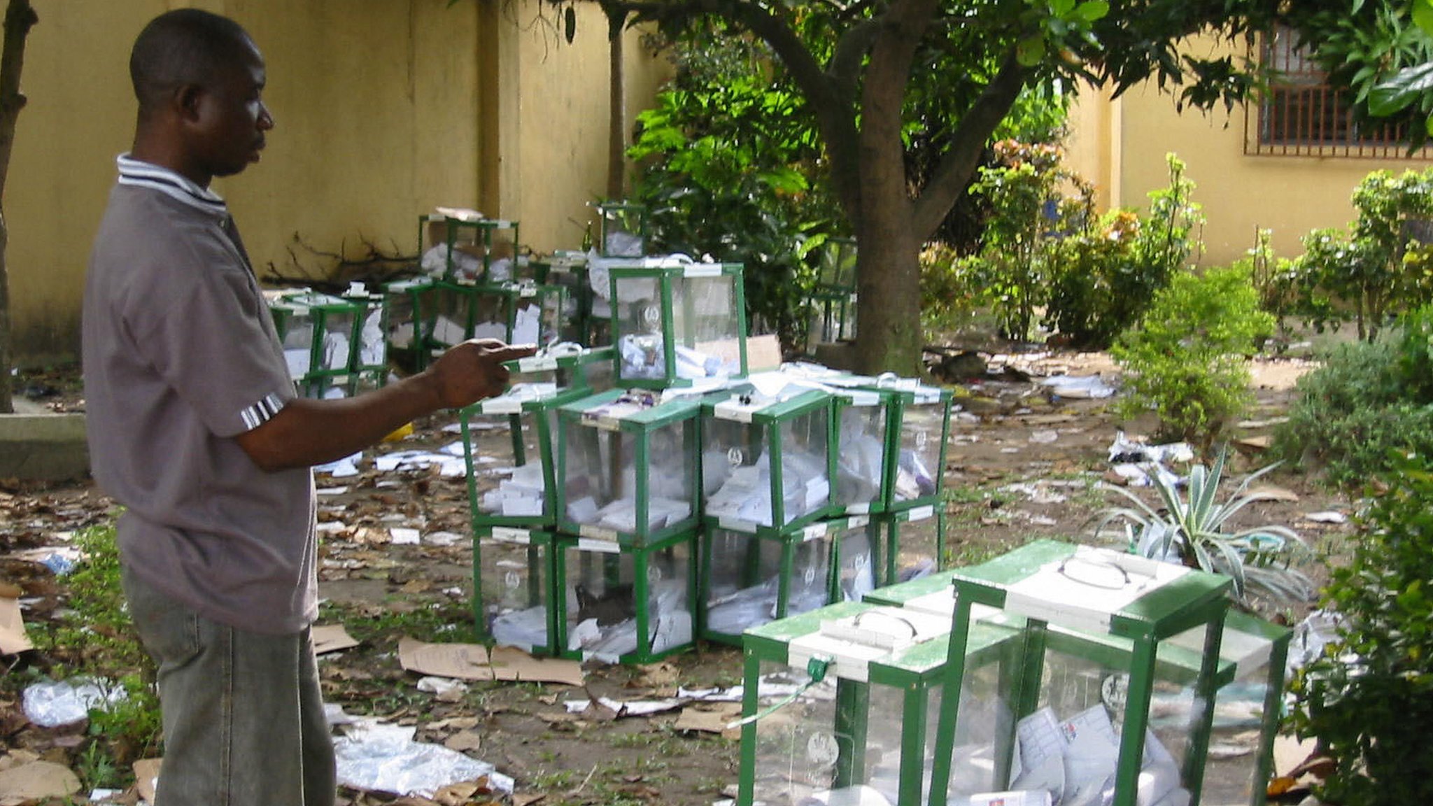 An official of the Independent National Electoral Commission counts ballot boxes collected at its headquarters after the Nigerian legislative elections in the Niger Delta, 3 May 2003