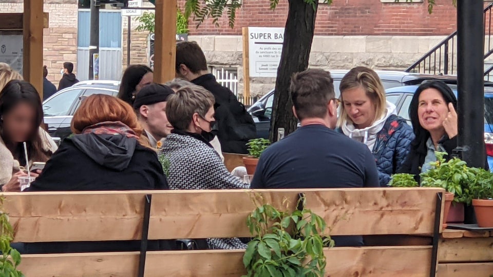 La mairesse de Montréal Valérie Plante, en compagnie de quatre autres personnes à la table d'une terrasse, vendredi.