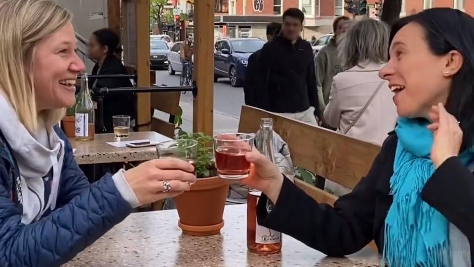 Sur son compte Instagram, Valérie Plante a publié une vidéo où on la voit avec une seule personne à table.